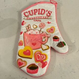 Valentine’s Day oven mitt - Cupids cafe.  Brand New!!!  Great gift add on.